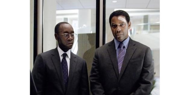 FLIGHT – Anwalt Hugh Lang (Don Cheadle) und Whip (Denzel Washington) vor der alles entscheidenden Anhörung